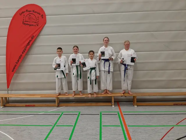 Die neuen Grüngurte (v.l.) Matvii Slobodskyi, Madlen Senk und Maya Papp sowie die Blaugurte Ewa-Maria Jung und Lea Breitfeld (beide 5. Kyu) | Foto: Karateverein Eppingen