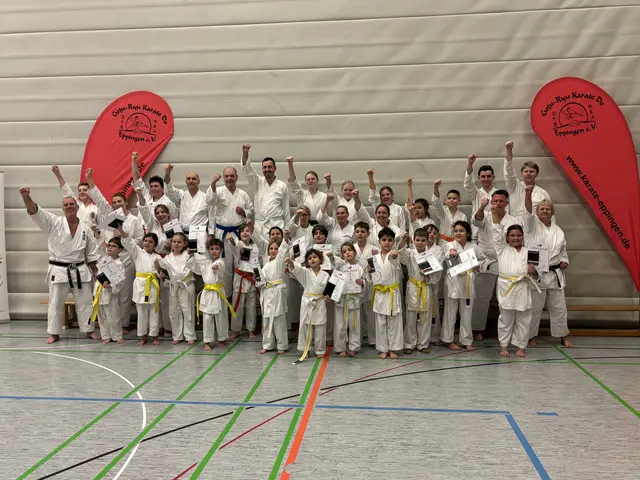 Erleichterter Jubel bei den Karatekas nach bestandener Gürtelprüfung zusammen mit Prüfer Matthias Schäfer (ganz links) und seiner Unterstützerin Angelika Autenrieth (ganz rechts) | Foto: Karateverein Eppingen