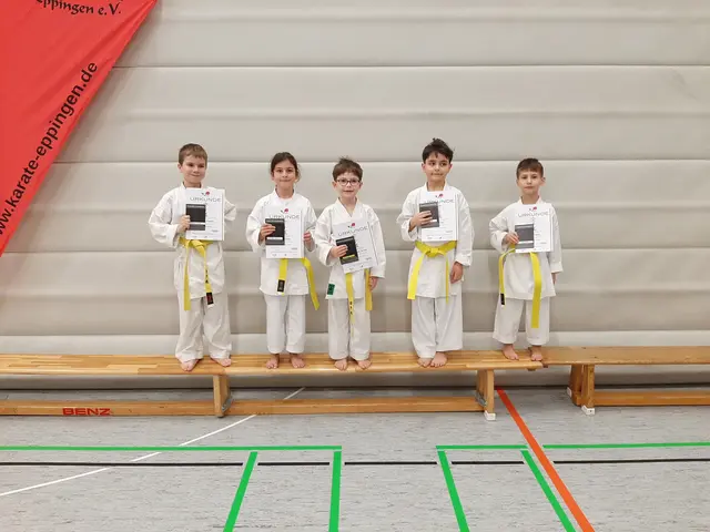 Die neuen Gelbgurte präsentieren ihre Urkunden | Foto: Karateverein Eppingen