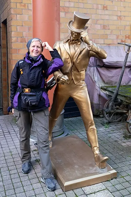 Wo einst die Wulle-Brauerei war steht heute das Hotel Le Mèridien. Über den Wulle-Steg und die gleichnamige Staffel erreichten wir diesen goldenen Herrn, der zu einem witzigen Foto animierte | Foto: Aurelia Kling