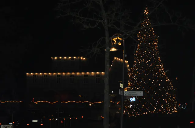Blick zurück zum geschmückten Rathaus und dem Weihnachtsbaum. | Foto: Daniela Somers