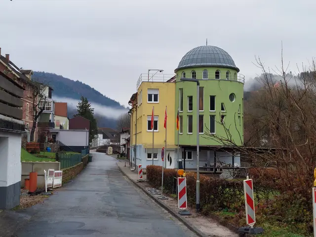 Die grüne Moschee liegt am Laxbach neben dem Familienpark im Tal mit tiefhängenden Wolkenschleiern. | Foto: Foto privat