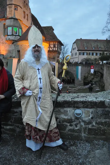 Der heilige Nikolaus ist noch ohne sein Gefolge der Krampusse unterwegs. | Foto: Daniela Somers