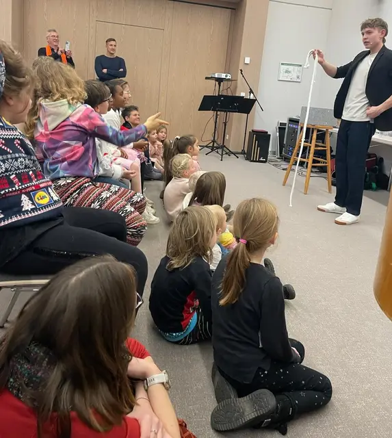 Zauberer Jonathan Riethmüller  | Foto: Privat