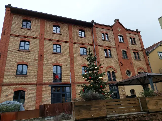 Die alte Brauerei beherbergt heute Wohnungen. Davor bildet der Hof eine Fläche zum Treffen und Feiern. | Foto: Foto privat
