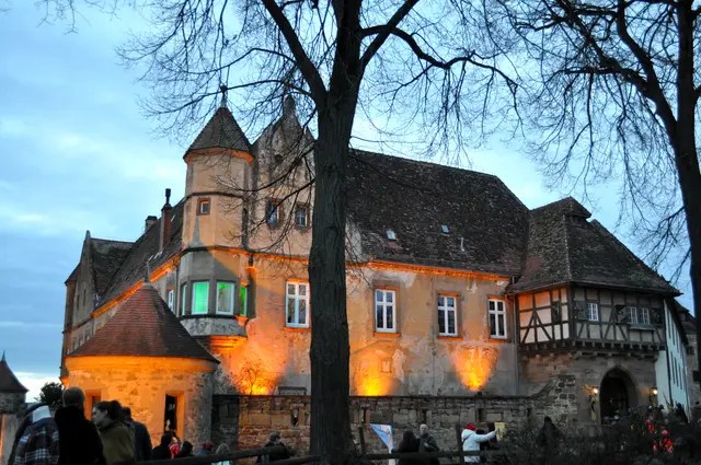 Mittelalterlicher Adventsmarkt. Noch ist es wohl gut besucht, aber noch nicht voll. | Foto: Daniela Somers