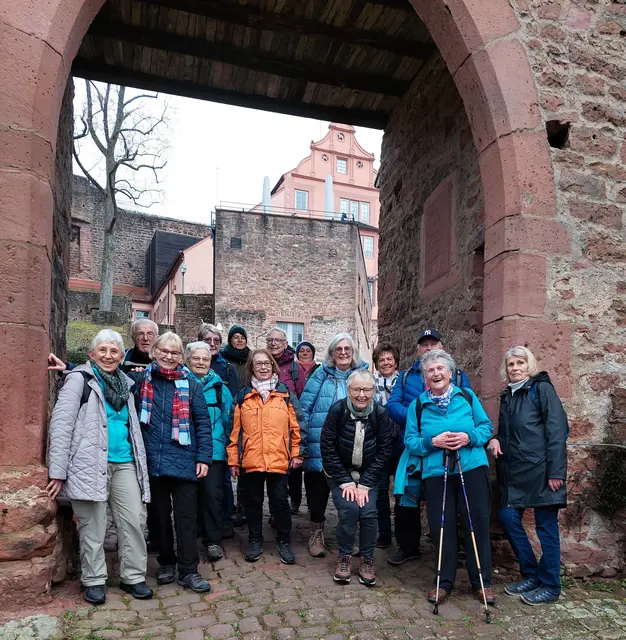 Im Torbogen vor dem Renaissanceschloss strahlen die Kneippianer über den erfolgreich bewältigten steilen Anstieg zur Burg Hirschhorn. | Foto: Foto privat