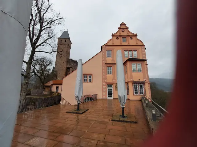 Die Burganlage von 1250 wurde um 1600 um das zauberhafte Renaissance-Schlösschen erweitert. In der dazugehörigen Kapelle befindet sich das Standesamt. | Foto: Foto privat