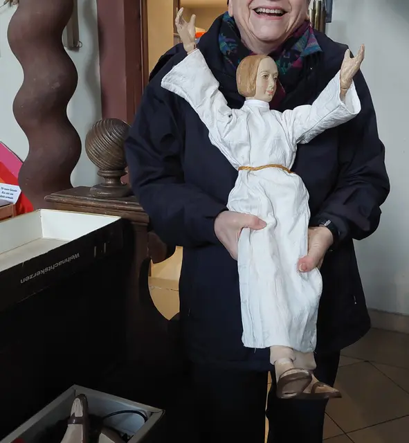 In der Kirche wurden gerade die große Krippe aufgebaut mit den wunderschönen antiken Gliederpuppen, hier der verkündende Engel. | Foto: Foto privat