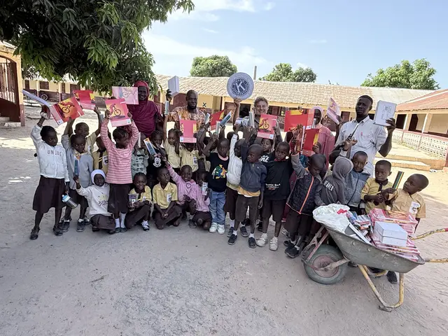 Kiwanismitglied Frank Hemmerich bei der Übergabe von Schreibmaterialen in einer Schule im Gambia. | Foto: Frank Hemmerich