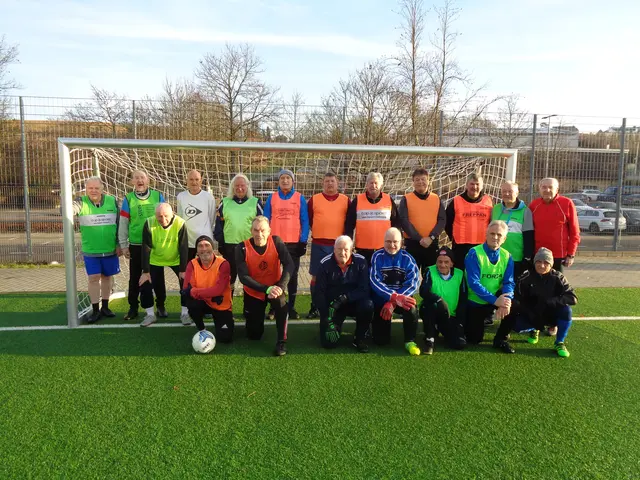 Gut gelaunte Ü60/70-Seniorenfußballer in Flein vor dem Jahresabschlussspiel | Foto: Alfred Kulka