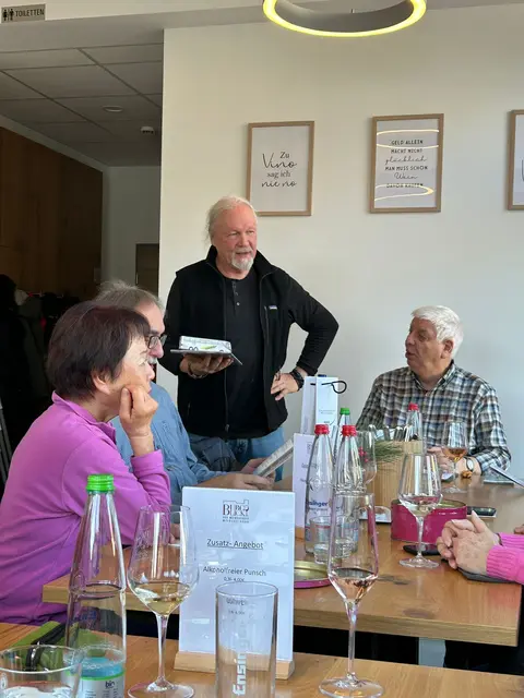 Da hatten sich die Wanderer was tolles für Monika Breusch ausgedacht.
Vielen DANK | Foto: Marion Hendel