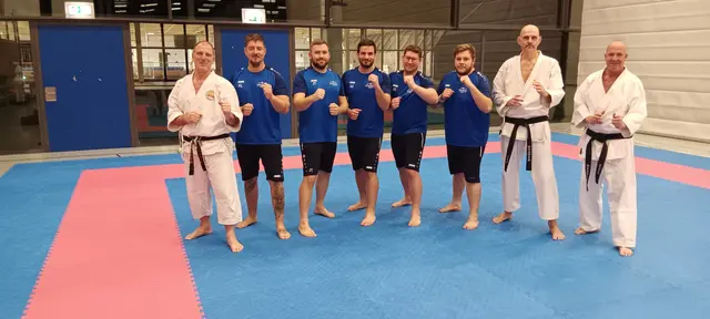 (v.l.) Dojoleiter Matthias Schäfer mit der „Sportgruppe Eppingen“ sowie den Karatekas Jens Haar und Steffen Kuhn | Foto: Karateverein Eppingen