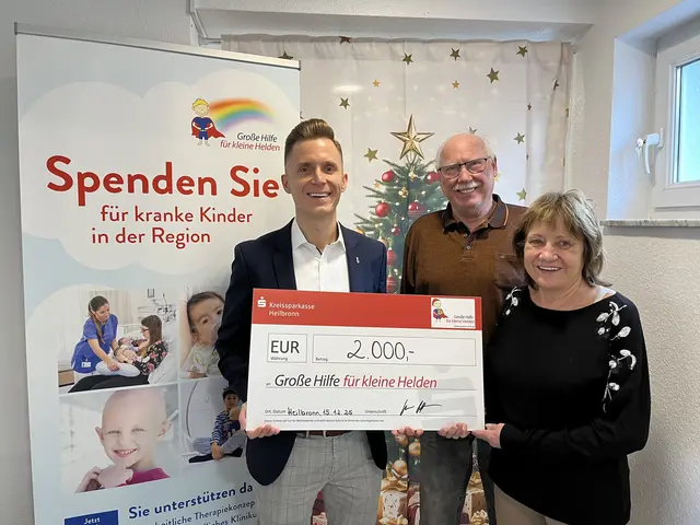 Bild: von links: Jonas Banar, Uwe Hoffmann und Brigitte Hoffmann | Foto: Quelle: Stiftung