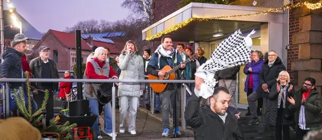 Auf dem Weihnachtsmarkt vor der „Horster Mitte“ in Gelsenkirchen wurde die Gründung der neuen Solidaritäts-Organisation spontan gefeiert. | Foto: MLPD