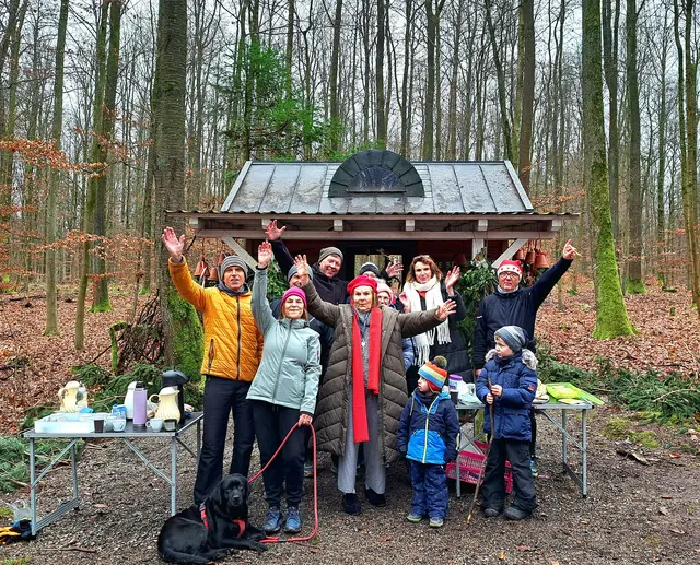 Mit einem kleinen Umtrunk wurde die Weihnachtsfeier der Walking-Gruppe an der geschmückten Waldhütte abgehalten | Foto: Isolde Reitz