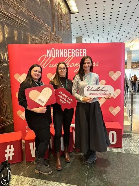 Auf dem Nürnberger Wundkongress: Das Team der Ambulanten Pflege- und Betreuungsdienste des ASB (Sultan Sari-Budak, Jamina Wiedemann und Nafa Schüller-Bubic), | Foto: ASB Region Heilbronn-Franken