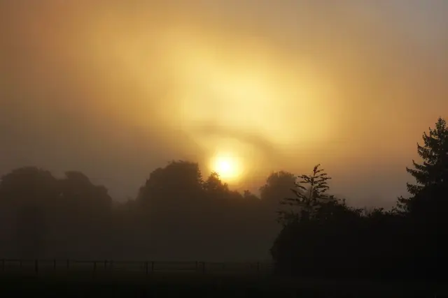 Die aufgehende Sonne durchdringt die Wolken | Foto: Konrad Schomerus