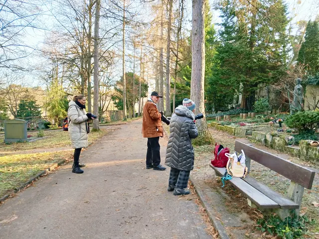Die Kameras sind "schussbereit" - jetzt müssen bloß noch die Eichhörnchen kommen.  | Foto: sigischlottke
