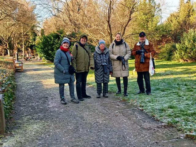 Unser Gruppenbild nach der Hörnchenpirsch.  Da waren Hände und Füße ziemlich klamm. Eine freundliche Friedhofsbesucherin hat das Bild gemacht.  | Foto: sigischlottke