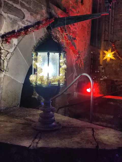 Auch zwischen den einzelnen Stationen ist die Burg schön dekoriert. | Foto: Daniela Somers