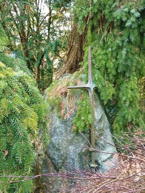 Ein einfaches Metallkreuz - ganz versteckt und unscheinbar.  | Foto: sigischlottke