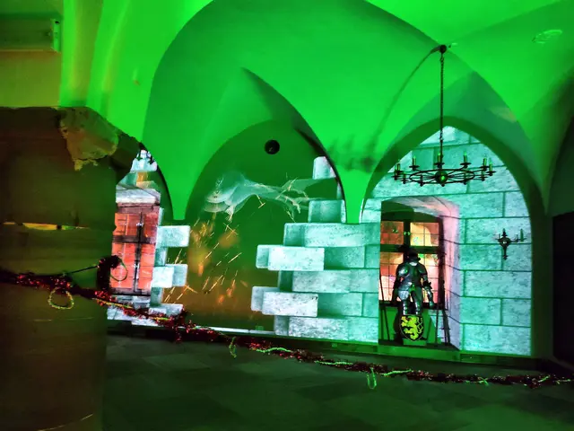 Die Ritterrüstung, die immer schon dort steht, passt sich super in die Lichtinstallation ein. | Foto: Daniela Somers