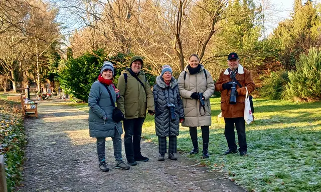Am Ende des Fotoshootings........
Wolfgang, Stephanie, Elektra, Heinrich und Sigi. 
Ein bisschen durchgefroren, aber total happy über die Hörnchen-Fotos und guter Dinge.  | Foto: sigischlottke