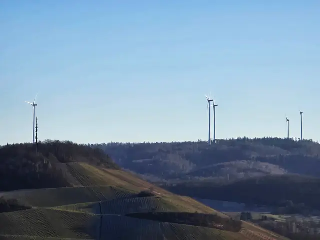 Links das Eschenauer Paradies (Funkantenne) und die fünf Windräder Löwenstein. | Foto: Heidrun Rosenberger