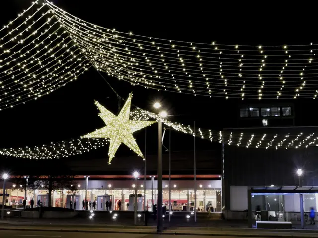 Weihnachtsdeko vor der Harmonie | Foto: KHW
