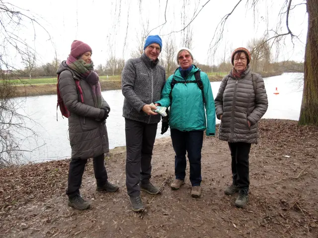 Bereits bei der Wanderung am Heiligen Abend, 24. Dez. am Vormittag konnte ein Paar Socken an diese fleißige Wanderfreundin gegeben werden. | Foto: Wandern Gaby Erich