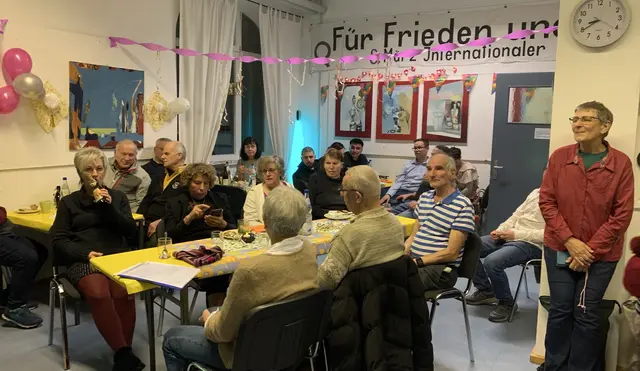 Interessierte Zuschauer beim Kulturprogramm des Silvesterfests | Foto: MLPD