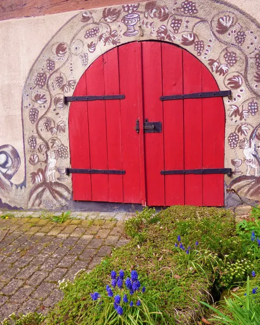 Ein rotes Tor umrandet von künstlerischer Malerei - wo es wohl hinführt?  | Foto: Sigrid Schlottke