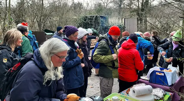 Am Ziel angekommen, wurden wir schon von einigen fleißigen Helfern erwartet und mit Grillwurst und Glühwein verköstigt. | Foto: Isolde Reitz