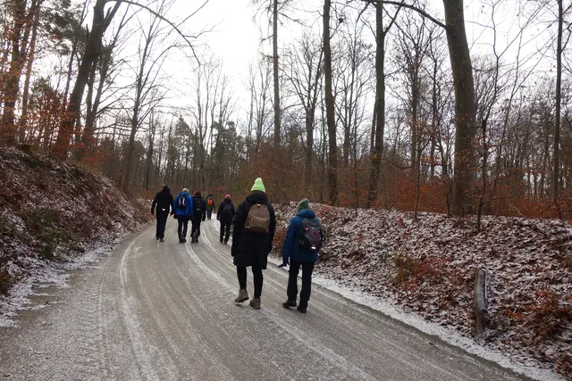 Abmarsch vom Hundesportplatz hoch zur ehemaligen Harchenburg. | Foto: Isolde Reitz