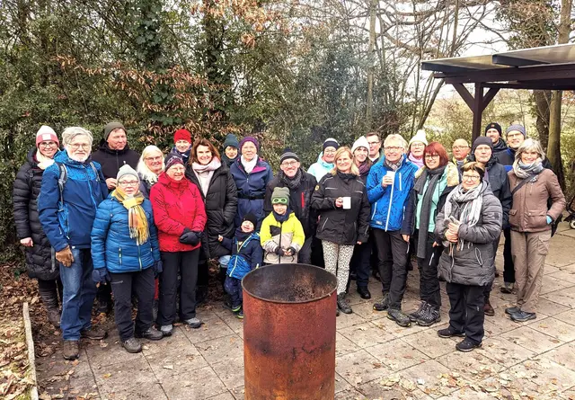 Gemütlicher Jahresabschluss der Aktivgruppe Talheim nach ihrer Silvesterwanderung mit köstlicher Versorgung in einem Gartengrundstück bei Schwaigern. | Foto: Isolde Reitz