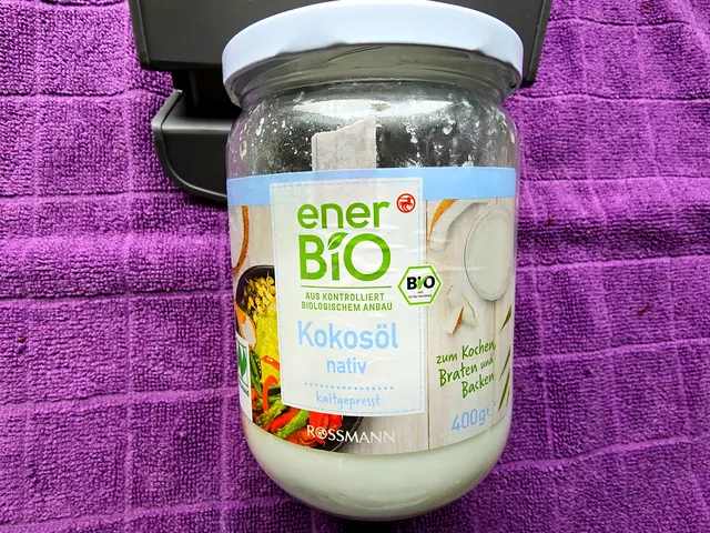 Das Kokosöl habe ich im Glas, im Wasserbad geschmolzen. | Foto: Heidrun Rosenberger