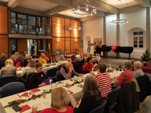 Beim gemeinsamen Singen von Weihnachtsliedern entstand eine ruhige, festliche Stimmung, an der sich viele Gäste beteiligten. | Foto: Wir in Weinsberg e.V.