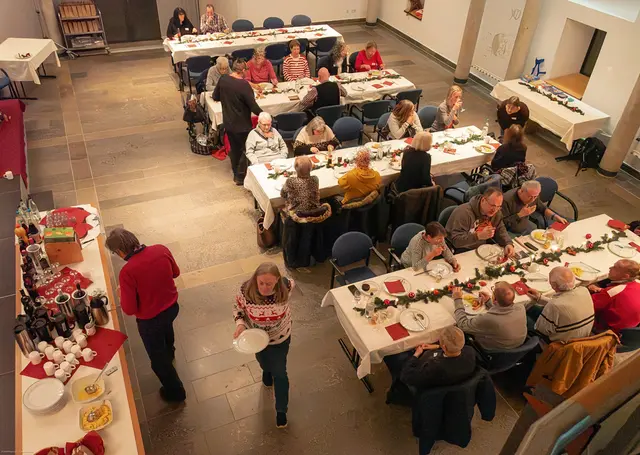 Blick von oben auf das gemeinsame Essen.
Ein schönes Bild für das Miteinander an diesem Abend. | Foto: Wir in Weinsberg e.V.