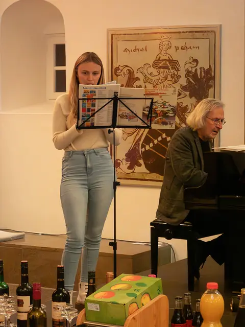Musikalische Begleitung von Melissa Höck und Gerhard Frisch beim gemeinsamen Singen: Klavier und Flöte gaben dem Abend eine ruhige, festliche Note. | Foto: Wir in Weinsberg e.V.