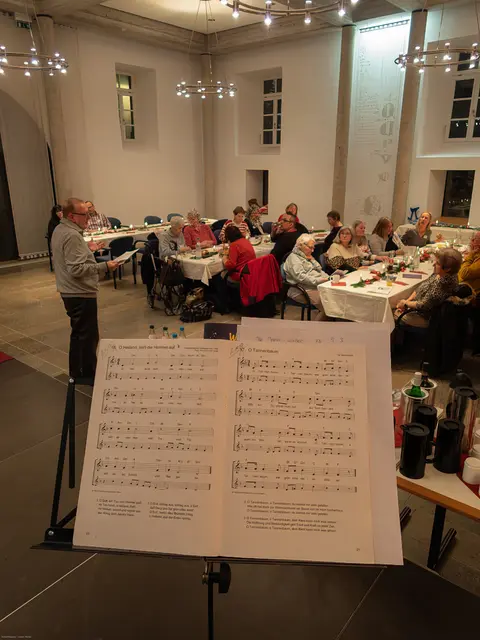 Während der Veranstaltung wurde gemeinsam einer Geschichte gelauscht – ein Moment der Ruhe und Aufmerksamkeit im Verlauf des Abends. | Foto: Wir in Weinsberg e.V.