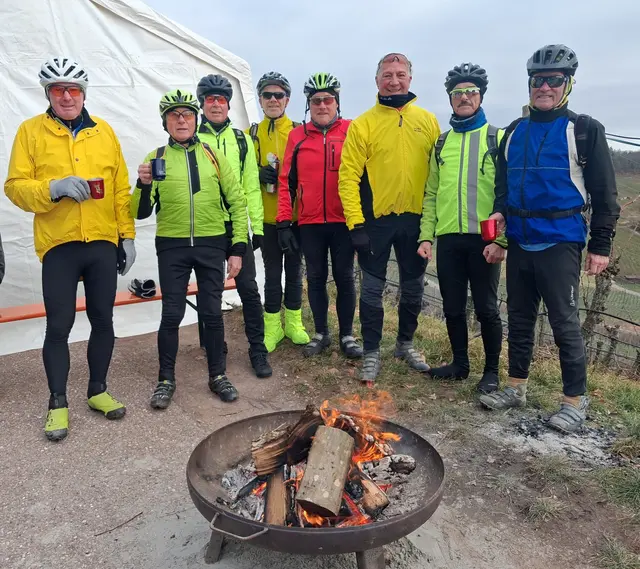 Radsportler vom SV Leingarten bei der Silvestertour 2025 auf dem Zweifelsberg vor einer Feuerschale! | Foto: Urheberbild von Willi Frasch