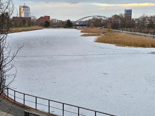 Der Karlssee, Eis in weiss. | Foto: Heidrun Rosenberger