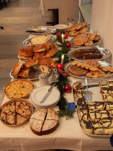 Das reich gedeckte Buffet mit süßem Gebäck und Hefegebäck.
Ein herzliches Dankeschön an die unterstützenden Bäckereien Hönnige und Härdtner. | Foto: Wir in Weinsberg e.V.