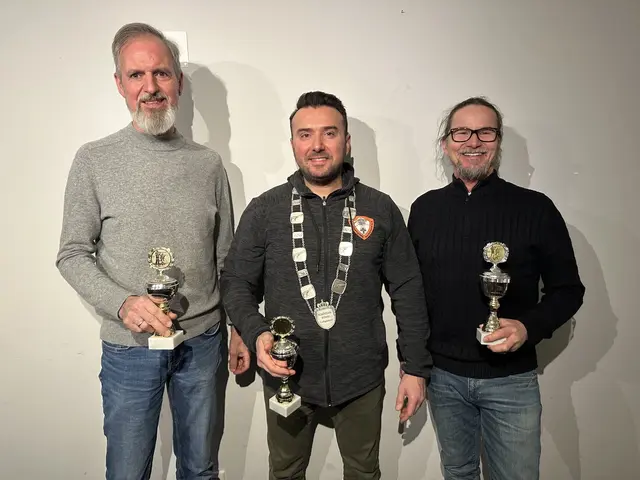 Hoheiten bei der Luftpistole v.l.n.r.:  2. Prinz Bernd Scholz,  König Cumaali Eraslan und 1. Prinz Bernd Roos | Foto: Schützengilde Neckarsulm e.V.