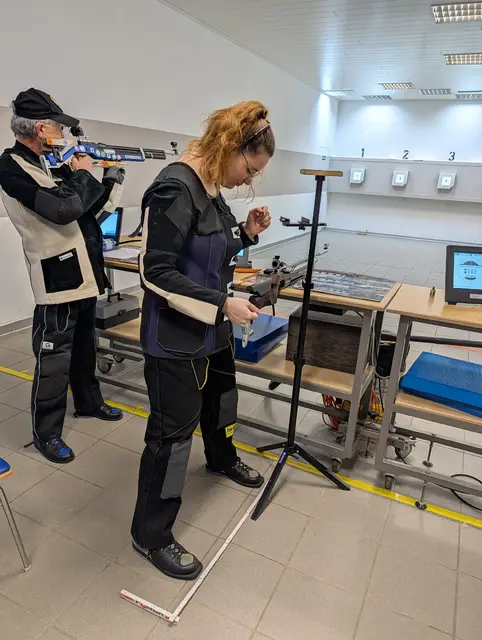 Tessa Will beim Einrichten am Luftgewehr. Die Schützenkleidung verleiht mehr Stabilität. Links Erwin Koydl der den Tag erfolgreich beenden konnte. | Foto: Schützengilde Neckarsulm e.V.