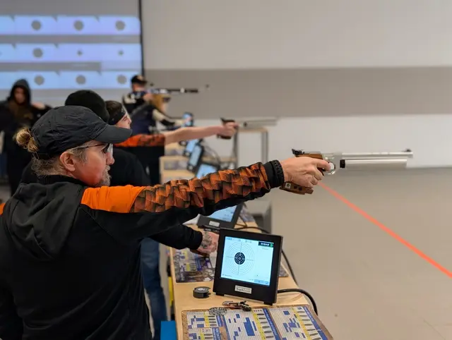 Volle Konzentration bei den Schützen. Im Vordergrund Bernd Roos der ebenfalls erfolgreich beim Dreikönigsschießen war. | Foto: Schützengilde Neckarsulm e.V.