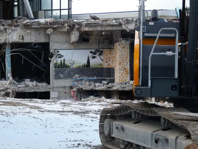 In der Abbruchruine ist noch ein Bild zu erkennen. Zu welchem Bereich es wohl gehört hat? | Foto: sigischlottke