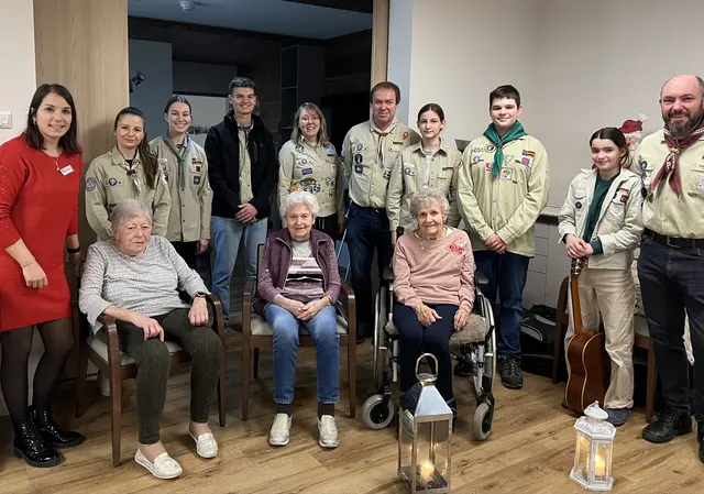 Die Pfadfinder Stamm Benedikt aus Haßmersheim besuchen die ASB Haßmersheimer Hausgemeinschaften. Rechts im Bild: Einrichtungsleiterin Sandra Carabetta. | Foto: ASB Region Heilbronn-Franken