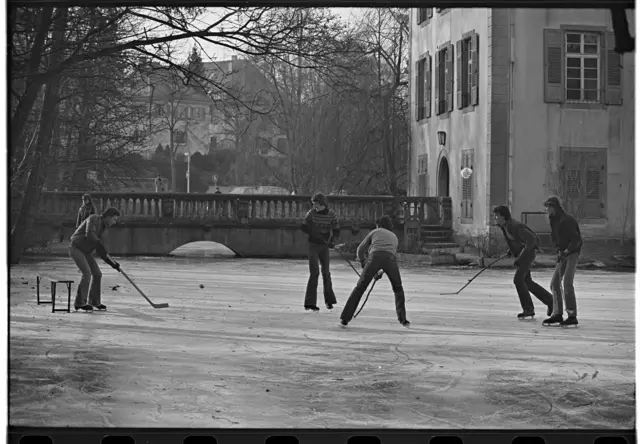 Im Jahr 1980 spielten junge Männer auf dem Trappensee in Heilbronn Eishockey.  | Foto: Hermann Eisenmenger/Heilbronner Stimme/Stadtarchiv Heilbronn